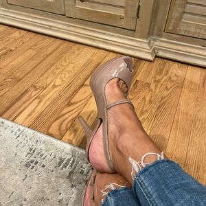Gorgeous Beige Patent High Heels- size 7